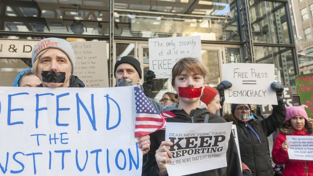 Aktivisten protestieren im Februar 2017 in New York gegen die Ausladung einiger Medien von einer Pressekonferenz des Weißen Hauses. Die international tätige Nichtregierungs-Organisation Reporter ohne Grenzen stuft die USA in der weltweiten Rangliste der Pressefreiheit nur auf Platz 45 von 180 ein.