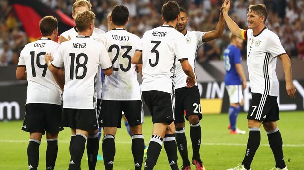 
                <strong>Schweinsteigers emotionaler DFB-Abschied</strong><br>
                Auch ein letztes Tor darf Schweinsteiger bejubeln. Max Meyer trifft zur deutschen Führung.
              