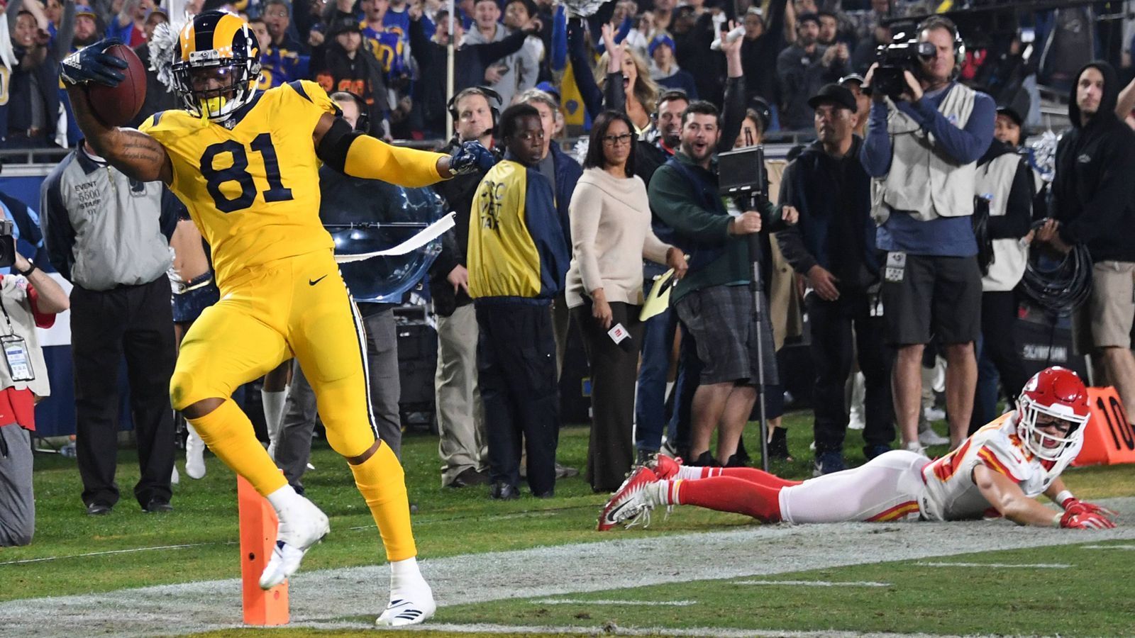 
                <strong>Los Angeles Rams – Kansas City Chiefs: Neuauflage des historischen Duells</strong><br>
                Das war ein Football-Spektakel: Die Partie zwischen den Los Angeles Rams und den Kansas City Chiefs von Woche 11 ging als eine der ereignisreichsten Spiele aller Zeiten in die Geschichtsbücher. Die Rams setzten sich mit 54:51 durch. Nie zuvor in der NFL-Geschichte erzielten zwei Teams in einem Spiel jeweils mehr als 50 Punkte. Wäre es nicht ein Traum, gäbe es eine Neuauflage dieses historischen Duells ausgerechnet im Super Bowl?
              