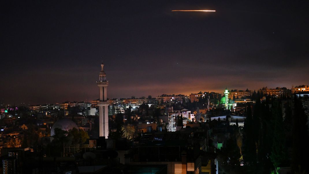 Die israelische Luftwaffe hat in der Nacht zum Mittwoch nach eigenen Angaben Dutzende militärische Ziele in Syrien angegriffen. 