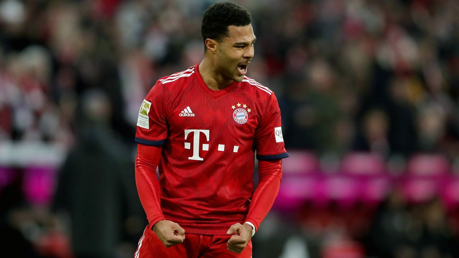 
                <strong>Serge Gnabry (FC Bayern München)</strong><br>
                Mit vier Toren und vier Vorlagen präsentiert sich Bayerns Serge Gnabry in guter Form, obwohl es für sein Team nicht ganz so gut läuft - und genau darin könnte für den 23-Jährigen auch ein Problem liegen. Es ist zu erwarten, dass der deutsche Rekordmeister bei der angekündigten Transferoffensive auch für Gnabrys Position mindestens einen neuen Star holen könnte. So würde sich für den Nationalspieler möglicherweise auch schon ein Jahr vor Vertragsende, im Sommer 2019, die Frage nach der Perspektive an der Isar stellen. Über die volle Distanz durfte der Flügelspieler in der laufenden Saison ohnehin auch erst ein einziges Mal ran (beim 4:0-Sieg in Hannover am 15. Spieltag).
              