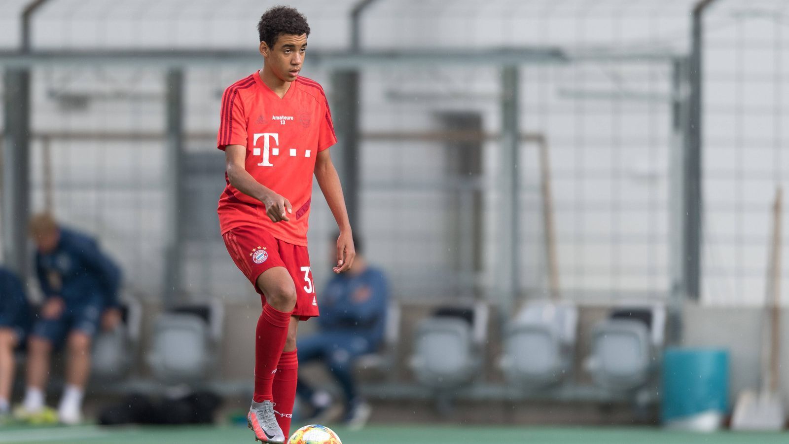 
                <strong>Jamal Musiala</strong><br>
                Kommt in der 72. Minuten für den Debütanten Leroy Sané. Nur neun Minuten später trifft der 17-Jährige zum 8:0, sein erster Bundesligatreffer. ran.de-Note: 1
              