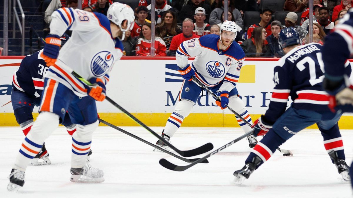 NHL, Eishockey Herren, USA Edmonton Oilers at Washington Capitals Nov 24, 2023; Washington, District of Columbia, USA; Edmonton Oilers center Connor McDavid (97) prepares to pass the puck to Oilers...