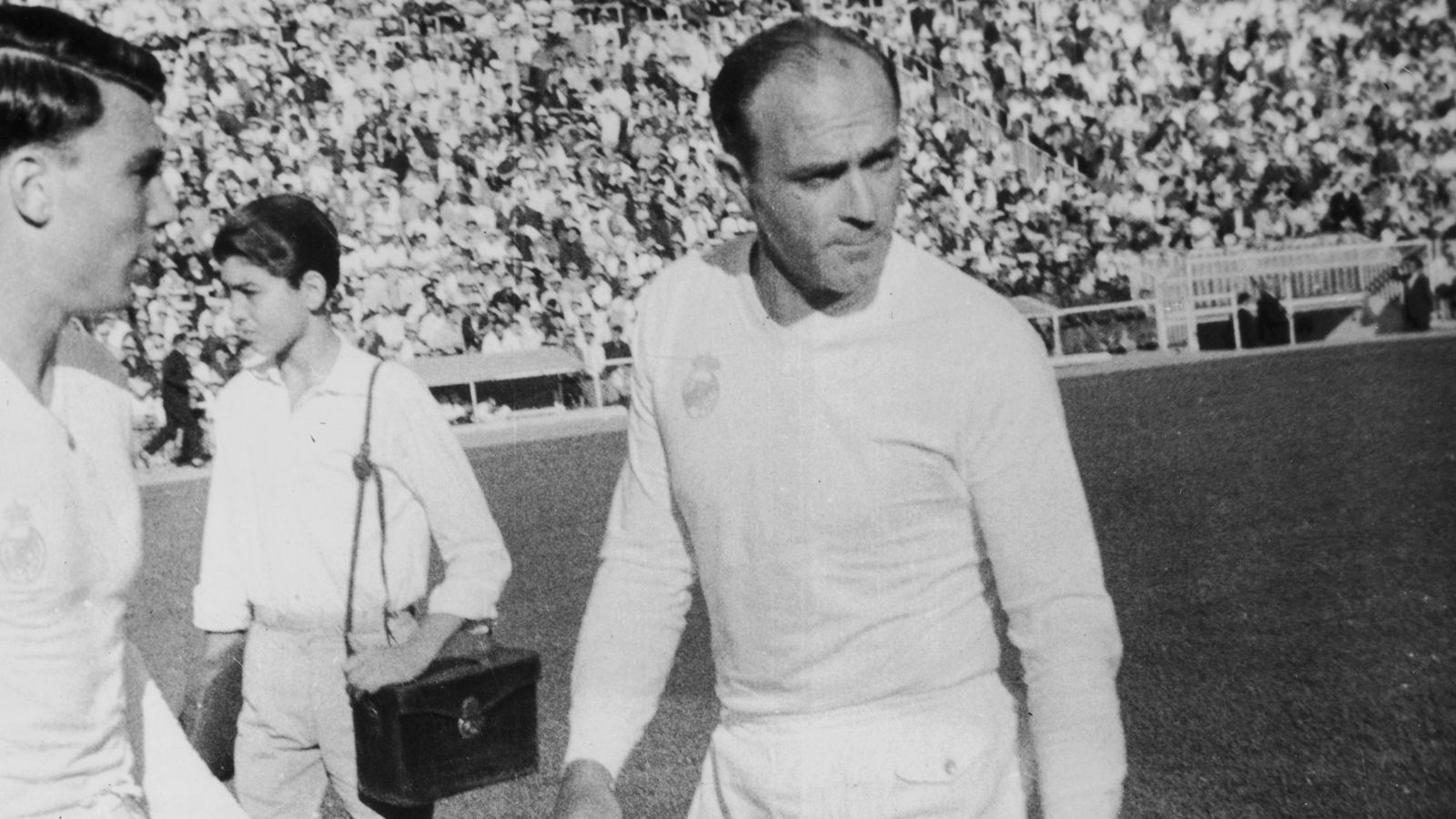 
                <strong>Platz 8: Alfredo di Stefano</strong><br>
                Verein: Real Madrid 49 Tore in 58 Spielen 
              