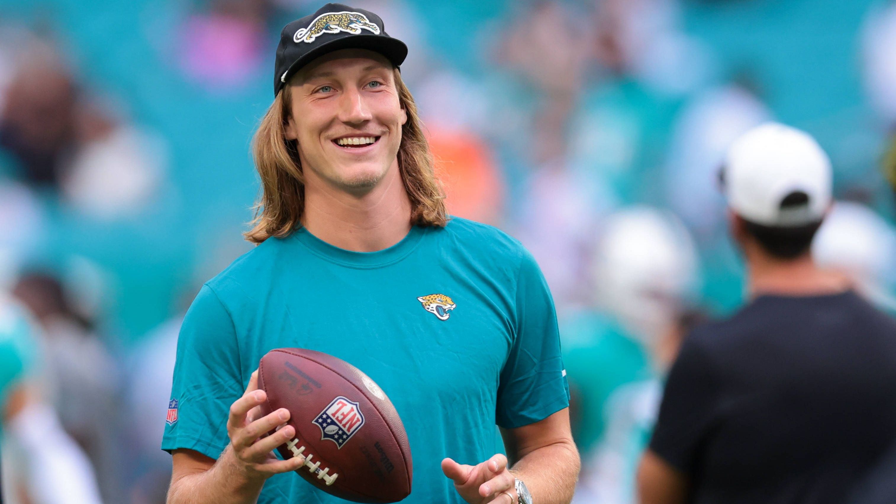 <strong>Jacksonville Jaguars</strong><br>Head Coach Liam Coen packt an! Bei den Bucs bekam er einst als Offensive Coordinator einen gewissen Baker Mayfield wieder in die Spur und Ähnliches scheint mit dem ewigen Talent Trevor Lawrence zu passieren. Seine Fußarbeit und sein Stellungsspiel in der Pocket veränderten sich sichtlich. Travis Hunter verletzte sich leicht, ist aber eindeutig das erhoffte Schweizer Taschenmesser für Offense und Defense. Cam Little sorgte für ein absolutes Highlight der Preseason, als der Kicker ein Ding aus 70 Yards einschweißte. Auch die Ersatzspieler der Defense wirkten hungrig. Das macht Hoffnung!&nbsp;<br><strong>Note: 2</strong>