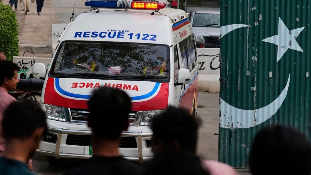 Krankenwagen fahren in der Nähe des Ortes eines mutmaßlichen indischen Raketenangriffs in Muridke, einer Stadt in der pakistanischen Provinz Punjab.