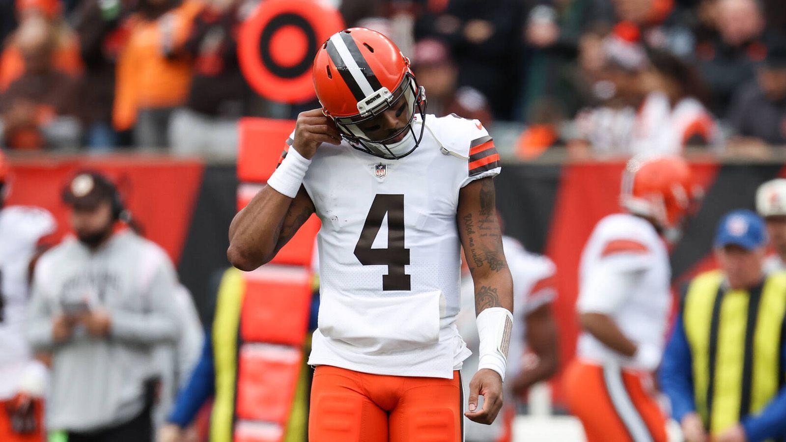 
                <strong>Verlierer: Deshaun Watson und die Browns-Offense</strong><br>
                Die Cleveland Browns haben das zweite Spiel mit Deshaun Watson absolviert. Und es sieht nicht besonders rosig aus. Gegen die Cincinnati Bengals verloren die Browns mit 10:23 - nachdem sich die Truppe von Joe Burrow zuvor vier mal in Folge die Zähne an Cleveland ohne Watson ausgebissen hatte. Die Browns stehen bei einer Bilanz von 5-8 und sehen tatsächlich schlechter aus als ohne ihn. Lediglich einen einzigen Offensiv-Touchdown konnte der 27-Jährige leiten. Bisher ist er alles andere als das, was man sich von einem 230-Millionen-Dollar-Quarterback erhofft.
              