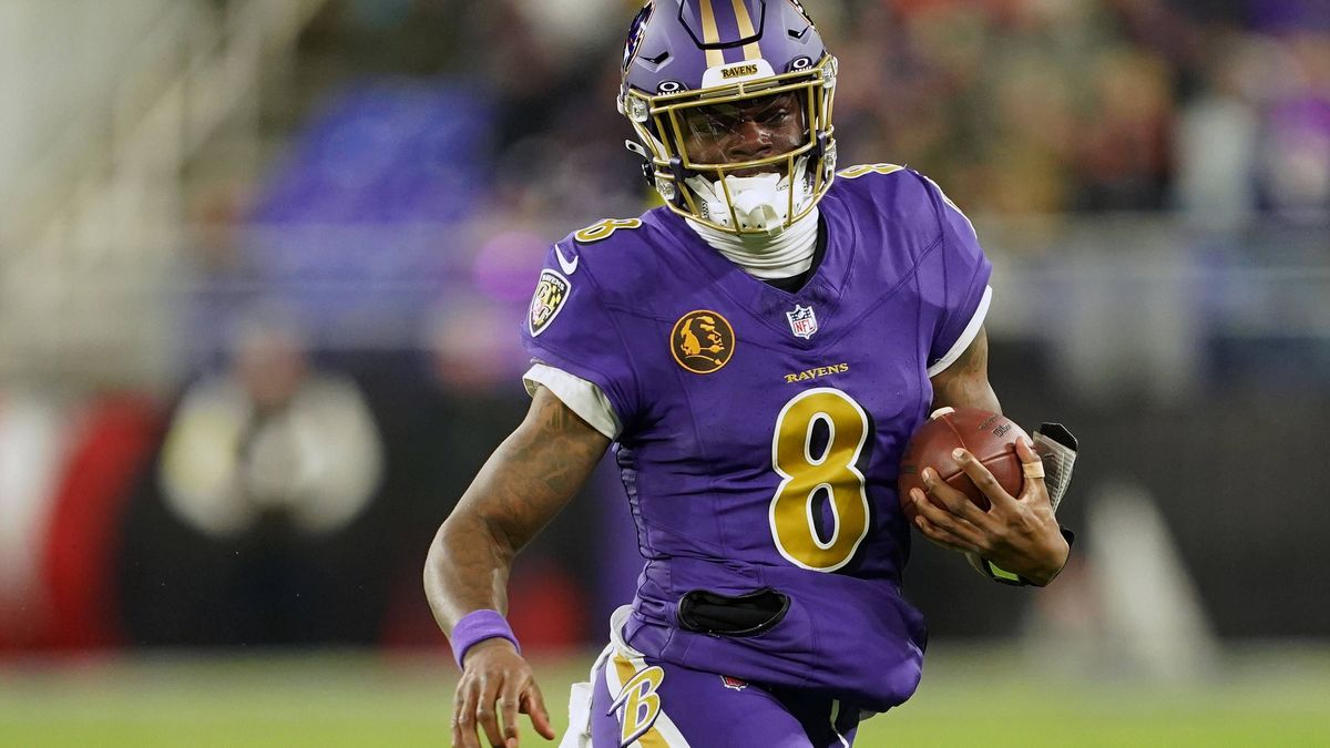 NFL, American Football Herren, USA Cincinnati Bengals at Baltimore Ravens Nov 27, 2025; Baltimore, Maryland, USA; Baltimore Ravens quarterback Lamar Jackson (8) rushes the ball against the Cincinna...