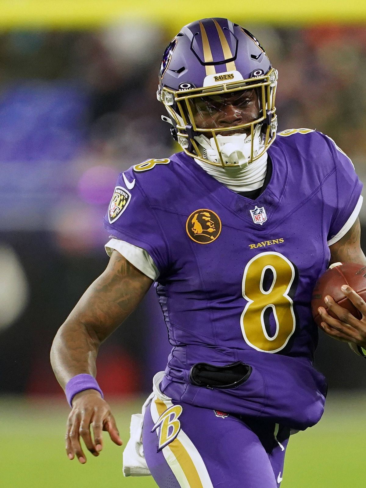 NFL, American Football Herren, USA Cincinnati Bengals at Baltimore Ravens Nov 27, 2025; Baltimore, Maryland, USA; Baltimore Ravens quarterback Lamar Jackson (8) rushes the ball against the Cincinna...