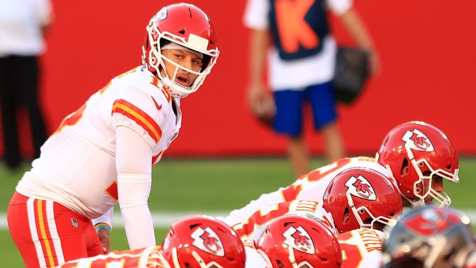 
                <strong>Platz 2: Kansas City Chiefs</strong><br>
                Als Champion der AFC und dank einer Woche mehr Erholung sind die Chiefs im Duell gegen die Cleveland Browns natürlich Favorit (am Sonntag ab 20:45 Uhr live auf ProSieben und ran.de). Die Offense um MVP Patrick Mahomes ist weltklasse. Dennoch: auch in Kansas City gibt es Schwachstellen. Die Defense gehört nur zum NFL-Mittelmaß, in der Redzone ist sie sogar die schlechteste der Liga. Mit Kareem Hunt kommt nun ein Ex-Spieler zu Besuch, der nach seiner abrupten Entlassung 2018 noch eine Rechnung offen haben dürfte. Sollte Cleveland wieder derart wuchtig ins Spiel kommen wie gegen die Steelers, könnte es für das Team von Andy Reid Probleme geben. Die Chiefs müssen also von Beginn an hellwach sein, wenn sie die Mission Titelverteidigung aufrecht erhalten wollen.
              