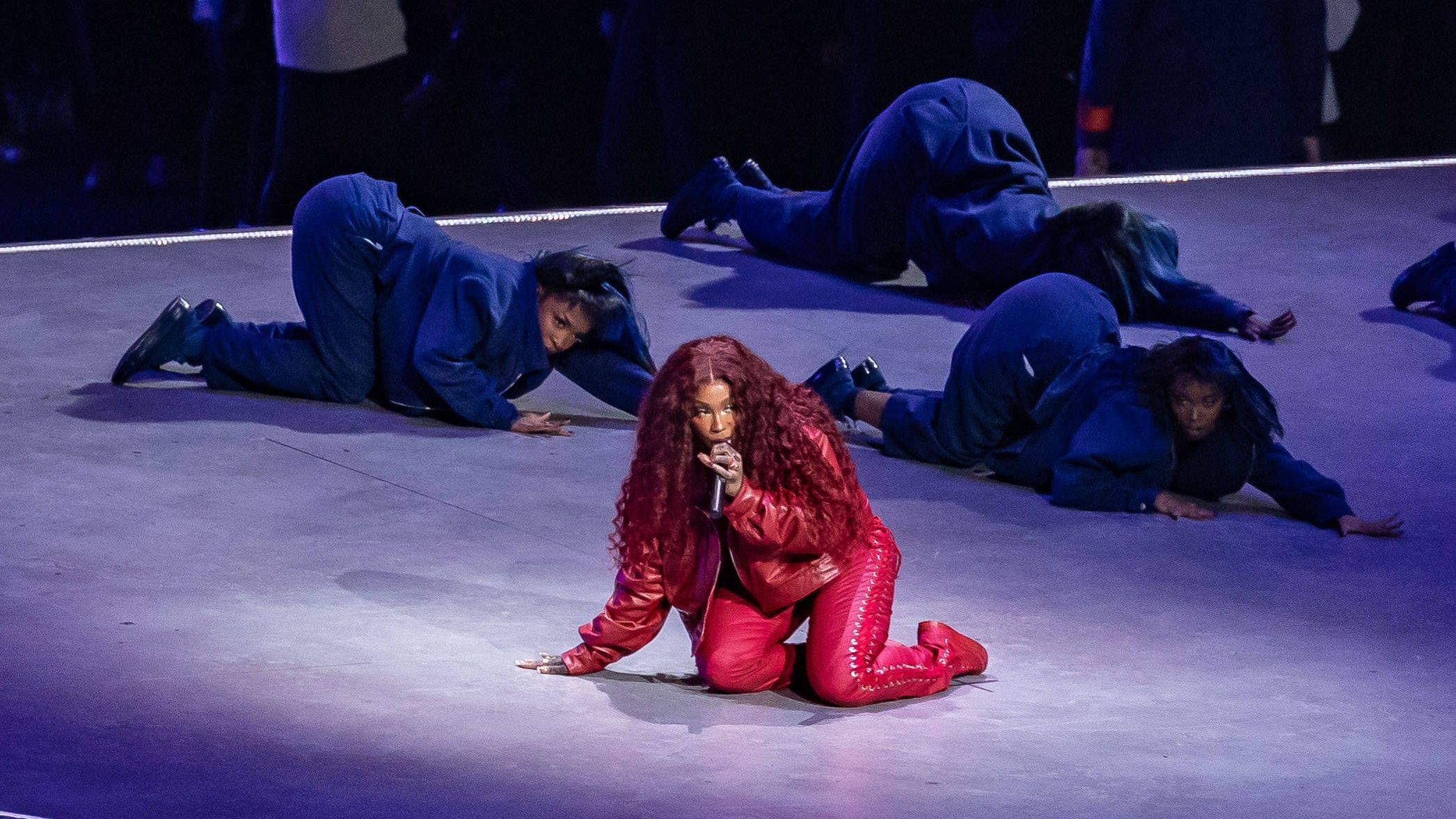 <strong>So lief die Halftime-Show mit Kendrick Lamar</strong><br>Als Gast-Star war R&amp;B-Sängerin SZA auf der Bühne, die mit Lamar den Song "All the Stars" sang.