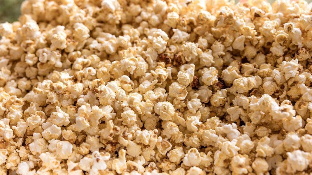 Beim Röstungsprozess von Popcorn kann Furan entstehen. Fachleute warnen, dass Furan gesundheitsschädigend sein könnte.