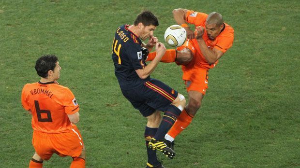 
                <strong>Foul an Alonso (WM 2010)</strong><br>
                Im WM-Finale 2010 brennen de Jong in der 28. Minute alle Sicherungen durch. Sein Kung-Fu-Tritt gegen Xabi Alonso ist allseits bekannt. Zur Verwunderung aller zeigt Howard Webb ihm nur Gelb. Der Spanier muss behandelt werden, kann glücklicherweise weitermachen. Und de Jong? Der spielt das Unschuldslamm.
              