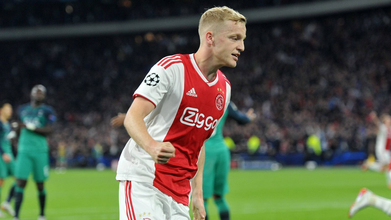 
                <strong>Donny van de Beek (Ajax Amsterdam)</strong><br>
                Zieht die Fäden im zentralen Mittelfeld, leitet im Zusammenspiel mit Tadic den Treffer zum 2:0 entscheidend mit ein. In der Schlussphase hauptsächlich mit der Arbeit gegen den Ball beschäftigt. Macht in der vorletzten Minute Platz für Joker Magalan. ran-Note: 2
              