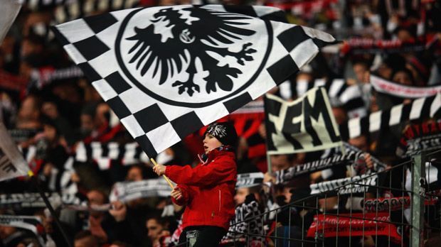 
                <strong>Eintracht Frankfurt: 159 Euro</strong><br>
                Platz 15 - Eintracht Frankfurt: 159 Euro. Nur drei Mannschaften sind günstiger als die Hessen. Sicher auch ein Grund, warum die Commerzbank-Arena in der Regel sehr gut gefüllt ist.
              