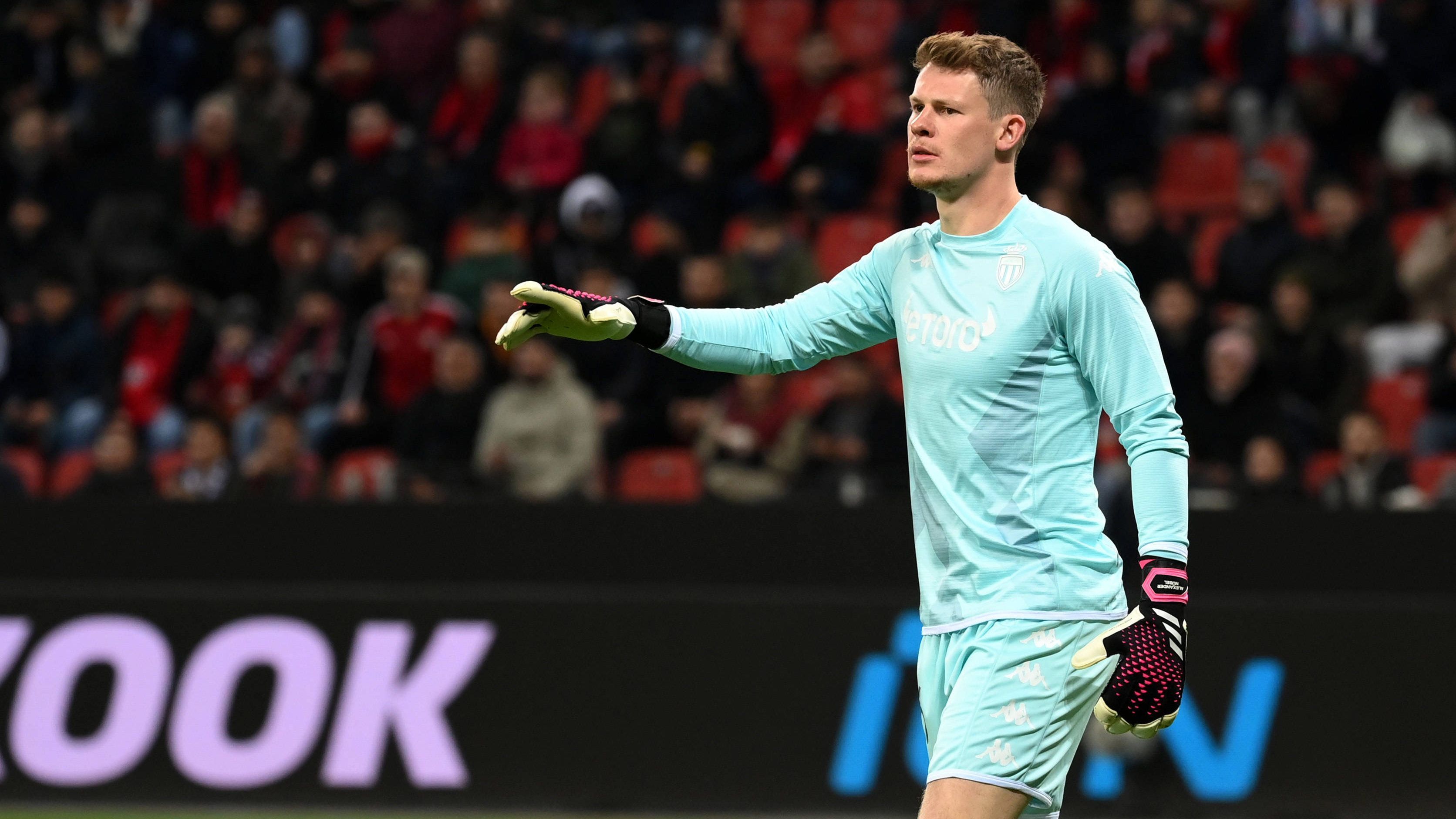 
                <strong>Nübel-Watch: So schlug sich die Bayern-Leihgabe gegen Leverkusen</strong><br>
                Wenige Minuten später hat Nübel Grund zum Jubeln. Sein Gegenüber Lukas Hradecky schießt den Ball gegen den anlaufenden Breel Embolo nicht rechtzeitig weg. Es kommt zum Zweikampf – kein Foul, aber Eigen-Tor und somit 1:0 für Monaco nach neun Minuten. Im Leverkusener Gegenzug ist es wieder Diaby, der Nübel aus spitzem Winkel zur Fußabwehr zwingt. Keine Gefahr für den Schlussmann.
              