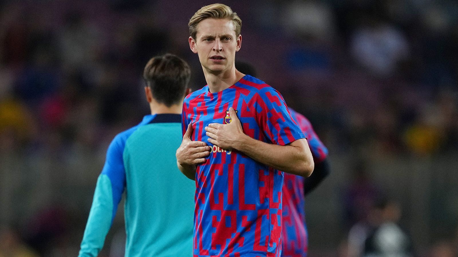 
                <strong>Frenkie de Jong (FC Barcelona)</strong><br>
                Die vermeintlich größte finanzielle Entlastung für Barca wäre ein Verkauf von Frenkie de Jong. Den Niederländer hätten die Katalanen wohl gerne schon im Sommer 2022 abgegeben, doch der Mittelfeldspieler weigerte sich, den spanischen Topklub zu verlassen. Obwohl sich Barca und de Jong zuletzt in den Streitigkeiten um die vertraglich festgelegten Gehaltszahlungen geeinigt haben sollen, gilt der 25-Jährige auch für Januar 2023 als Verkaufskandidat - erst recht, sollte Barca tatsächlich in der Champions League rausfliegen. De Jongs Vertrag läuft noch bis 2026, bis dahin stehen dem Niederländer Berichten zufolge 90 Millionen Euro Gehalt zu. Teilweise Geld, auf das de Jong während der Corona-Pandemie verzichtete und was ihm nun zu einem späteren Zeitpunkt ausgezahlt werden soll. 
              