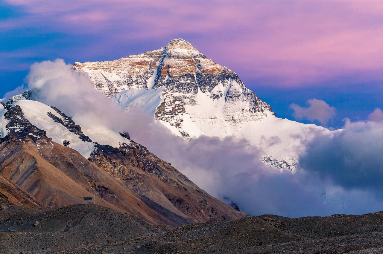 Der Mount Everest ist mit 8.849 Meter der höchste Berg der Welt und zählt damit natürlich zu den Seven Summits. So werden die jeweils höchste Berge der 7 Kontinente genannt.