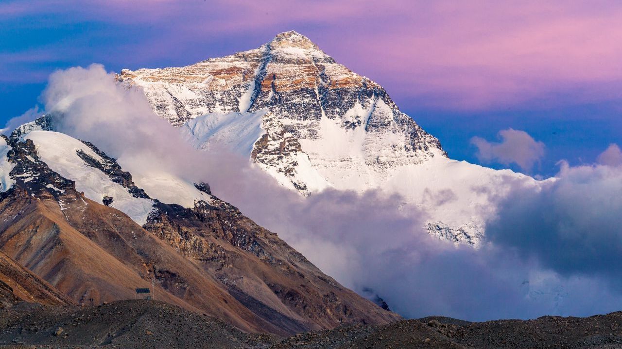 Der Mount Everest ist mit 8.849 Meter der höchste Berg der Welt und zählt damit natürlich zu den Seven Summits. So werden die jeweils höchsten Berge der sieben Kontinente genannt.