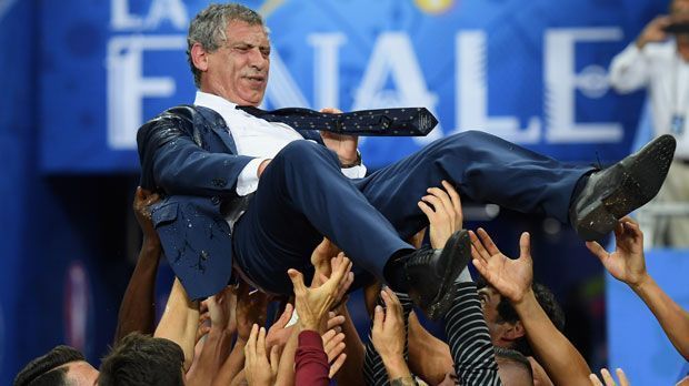 
                <strong>Fernando Santos</strong><br>
                Auch bekannte Trainer hat Sporting Lissabon vorzuweisen. Fernando Santos übernahm im Sommer 2003 den Trainerposten des portugiesischen Spitzenteams. Allerdings verließ er ohne Titel den Klub bereits im Folgejahr und wurde Cheftrainer bei AEK Athen. Den wohl größten Erfolg seiner Trainer-Laufbahn feierte der 62-Jährige bei der Europameisterschaft 2016, als er Portugal sensationell zum EM-Titel führte.
              