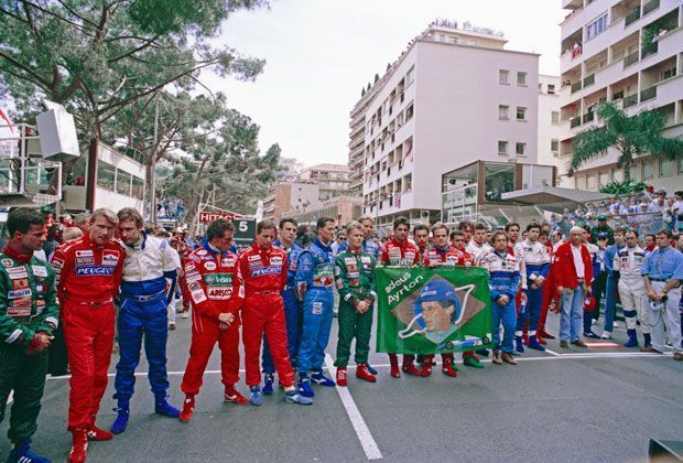 
                <strong>Tribut an Senna und Ratzenberger</strong><br>
                Zwei Wochen nach den tödlichen Unfällen trauern 1994 alle Formel-1-Fahrer vor dem GP von Monaco um Ayrton Senna und Roland Ratzenberger. Seit den Ereignissen von Imola wurden die Sicherheitsvorschriften verschärft und es kam bisher zu keinem weiteren Todesfall in der Formel 1.
              