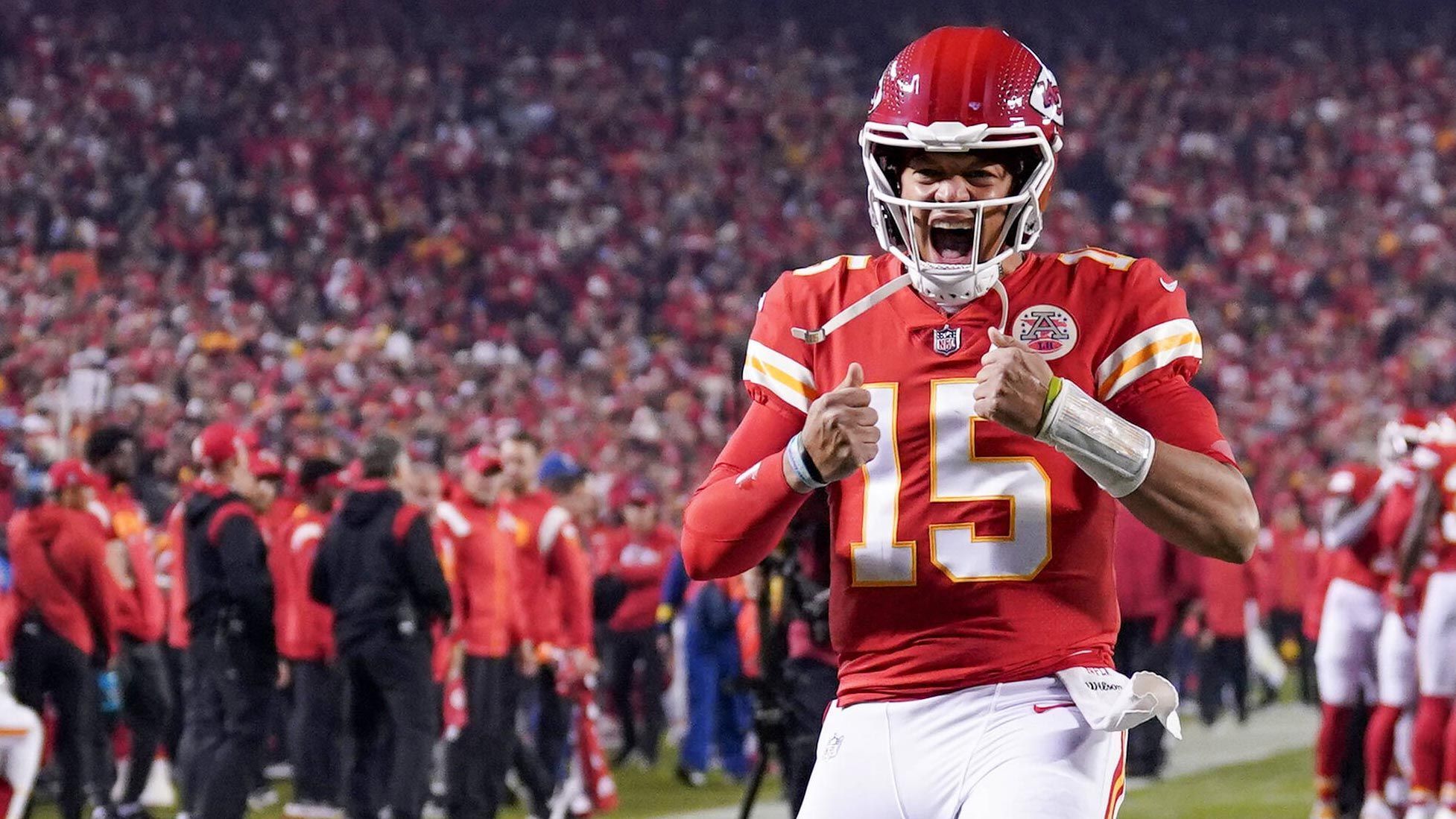 
                <strong>Week 9: Patrick Mahomes (Kansas City Chiefs)</strong><br>
                Patrick Mahomes rettete seine Kansas City Chiefs mit einem späten Touchdown und einer Two-Point Conversion gegen die Tennessee Titans zunächst in die Overtime und später zum Sieg. Doch nicht nur das. Mahomes stellte dabei eine irre Bestmarke auf. Der Quarterback ist laut "NFL Research" der erste NFL-Spieler mit mindestens 400 Passing Yards, einem Passing Touchdown, 60 Rushing Yards und einem Rushing Touchdown in einem einzigen Spiel. Außerdem brachte er in der gesamten Partie 43 Pässe an den Mann. Sein Kontrahent, Malik Wills von den Titans, lediglich fünf. Die Differenz von 38 angekommenen Pässen ist ebenfalls neuer NFL-Rekord. Zuvor lag diese Marke bei einer Differenz von 36 angekommenen Pässen zwischen zwei Quarterbacks, aufgestellt im Jahr 2009 beim 59:0-Sieg der New England Patriots gegen die Tennessee Titans.
              