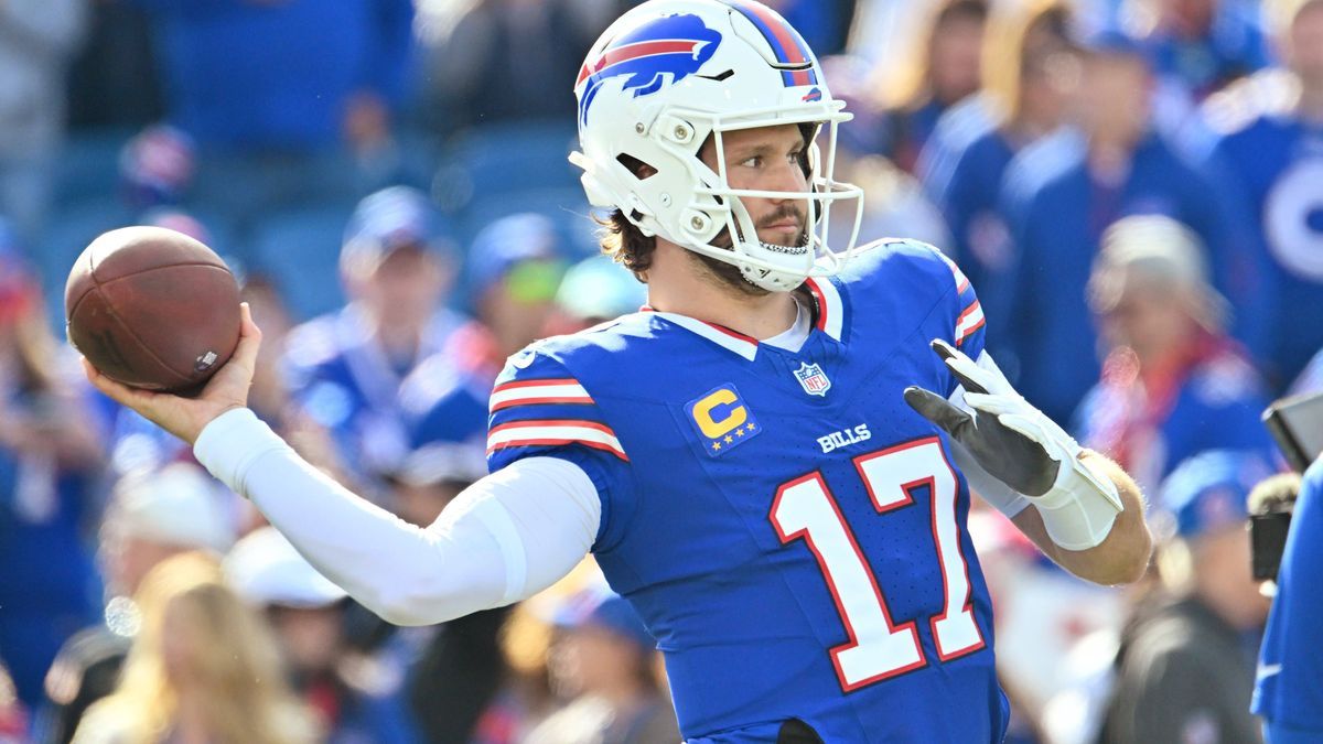 NFL, American Football Herren, USA Miami Dolphins at Buffalo Bills Nov 3, 2024; Orchard Park, New York, USA; Buffalo Bills quarterback Josh Allen (17) warms up before a game against the Miami Dolph...