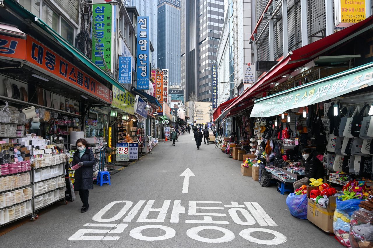 Wer Souvenirs und Schnäppchen liebt, ist hier goldrichtig. Auf dem traditionellen Namdaemun Market neben dem "Great South Gate", einst das Tor zur Altstadt, finden sich über 10.000 Läden und Stände. Angeboten wird so gut wie alles: Kleidung, Accessoires, Geschirr, Haushaltswaren, Kunsthandwerk sowie Landwirtschafts- und Fischerei-Erzeugnisse. Und: Unbedingt handeln! 50 bis 60 Prozent des angegebenen Preises sind eine gute Aus