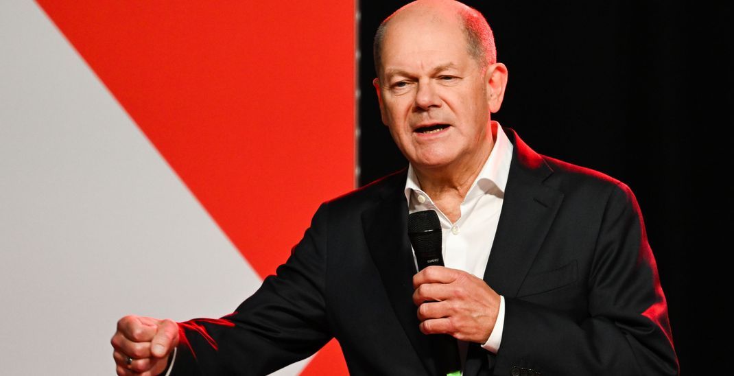 SPD-Spitzenkandidat und Bundeskanzler Olaf Scholz spricht während einer Wahlkampfveranstaltung der SPD Hessen im RheinMain CongressCenter. 