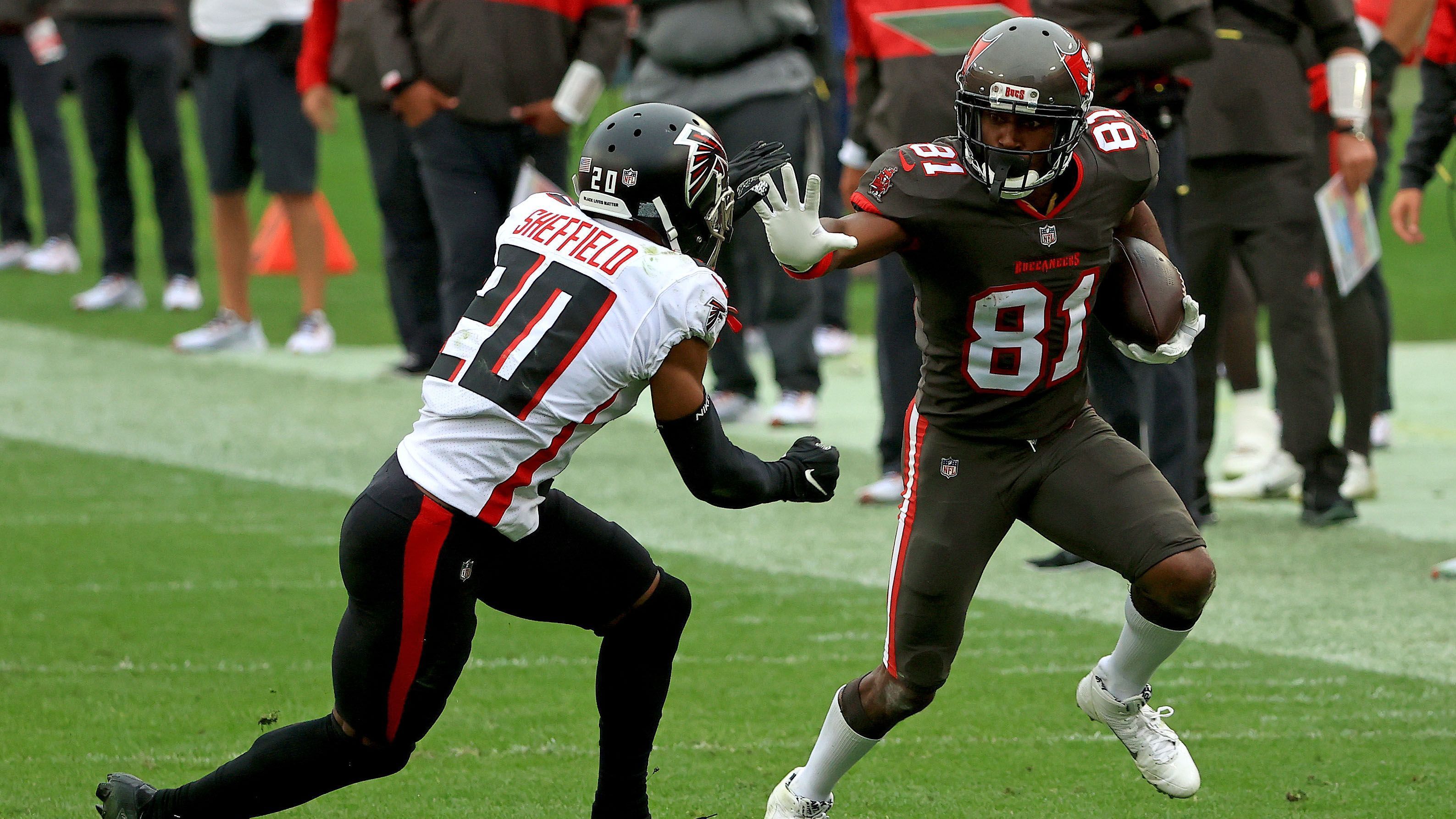 
                <strong>Antonio Brown (Tampa Bay Buccaneers)</strong><br>
                Auch Antonio Brown konnte sich beim abschließenden Saisonspiel der Tampa Bay Buccaneers auf die Mithilfe seiner Kollegen verlassen. Dank elf Catches kam der Wide Receiver doch noch auf die Marke von 45 Passfängen in der Saison und kassiert somit 250.000 US-Dollar. Dafür benötigte er nur acht Spiele, in der ersten Saisonhälfte war er durch die NFL gesperrt gewesen. Die festgeschriebenen Marken von sechs Touchdowns (vier) und 650 Receiving Yards (483) erreichte "AB" jedoch nicht. Damit wären jeweils weitere 250.000 US-Dollar verbunden gewesen.
              
