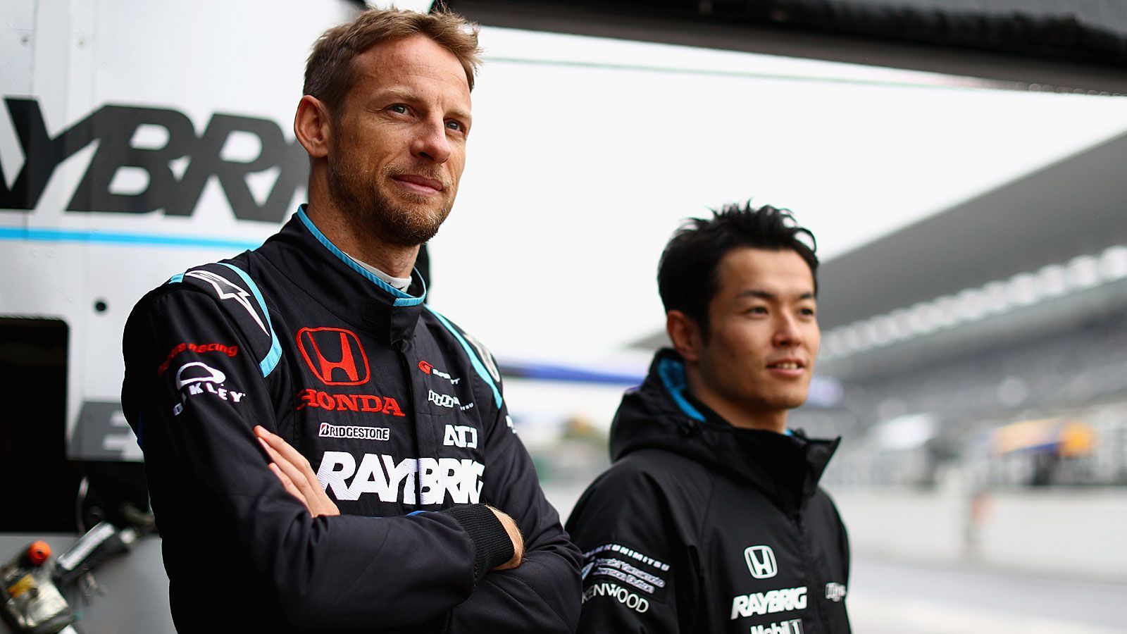 
                <strong>Jenson Button (306 Formel-1-Rennen)</strong><br>
                Beim finalen DTM-Wochenende der Saison 2019 griff Jenson Button auf dem Hockenheimring ins Lenkrad. Als Starter des Kooperationspartners Super GT, einer japanischen Rennserie, steuerte er einen Honda NSX. Von 2000 bis 2016 war Button fester Bestandteil der Formel 1. 2009 gewann der Engländer für das kleine Brawn-Team fast sensationell den WM-Titel. Insgesamt siegte er bei 15 seiner 306 Starts in der Königsklasse.
              