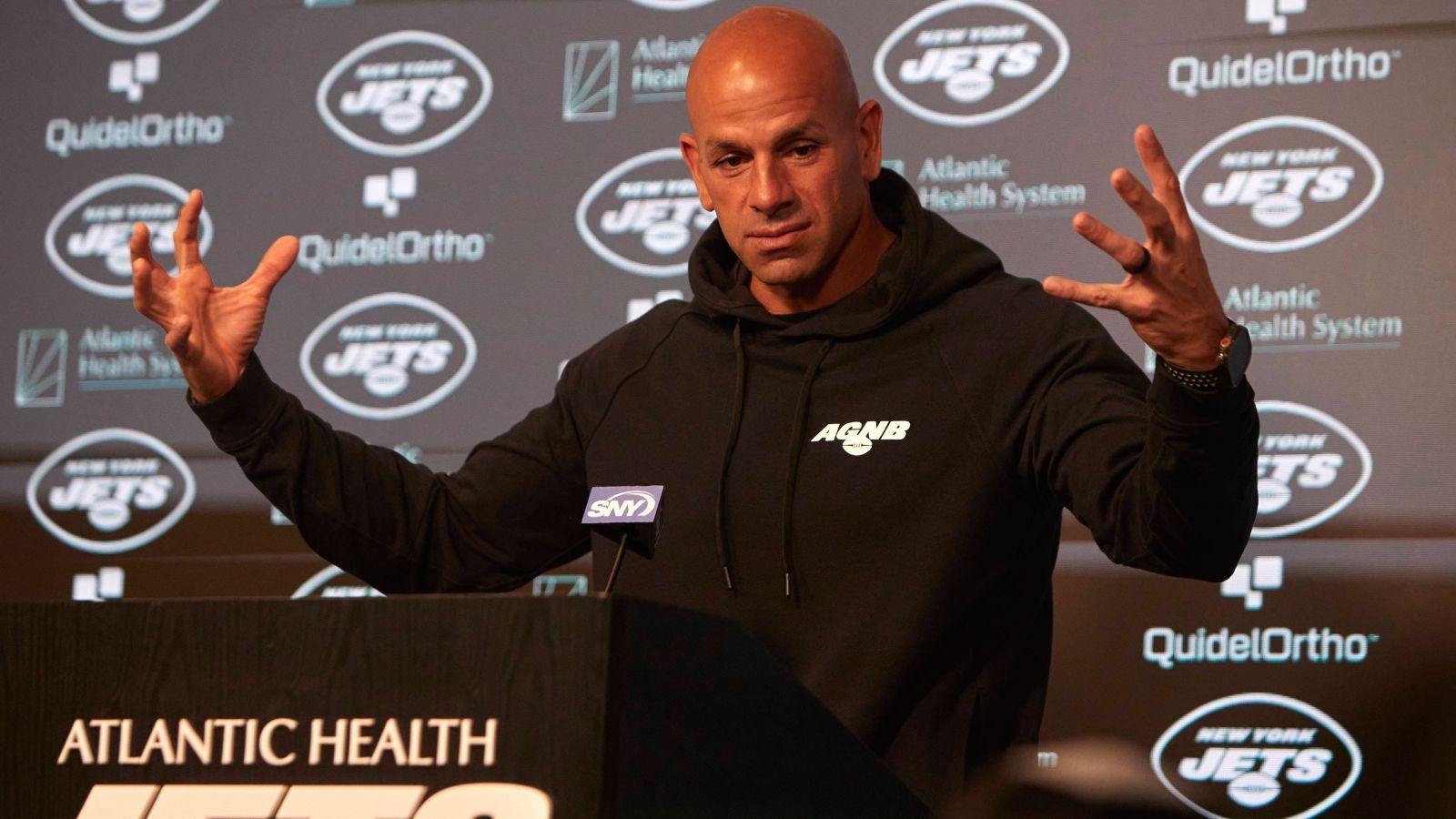 
                <strong>Platz 19: Robert Saleh (New York Jets)</strong><br>
                Mit großen Vorschusslorbeeren aus seiner Zeit als Defensive Coordinator bei den San Francisco 49ers gekommen, ist das Bild von Robert Saleh inzwischen leicht angekratzt. In seinem ersten Jahr als Head Coach waren die New York Jets ein einziges Desaster. Erst mit den Volltreffern aus dem Draft 2022 konnte Saleh zeigen, wozu er mit dem richtigen Spielermaterial in der Lage ist. Insbesondere in der Defense gelangen ihm dramatische Verbesserungen: In der gesamten Spielzeit ließ das Team im Schnitt knapp elf Punkte weniger zu als noch im Vorjahr. Mit der Verpflichtung von Aaron Rodgers und dem folgenden Zustrom an großen Namen in der Free Agency wird New York inzwischen sogar als Super-Bowl-Kandidat gehandelt. Nun ist es an Saleh, den Kader zum Erfolg zu führen.
              