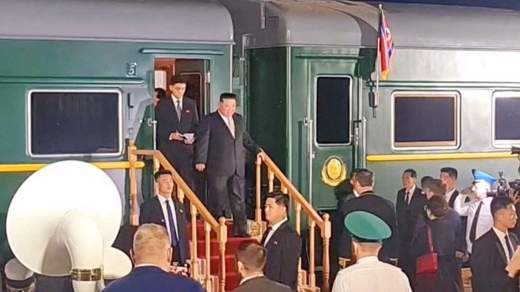 Der nordkoreanische Machthaber Kim Jong Un steigt in Russland aus dem Zug und wird von russischen Beamten in der Region Primorskij begrüßt. 