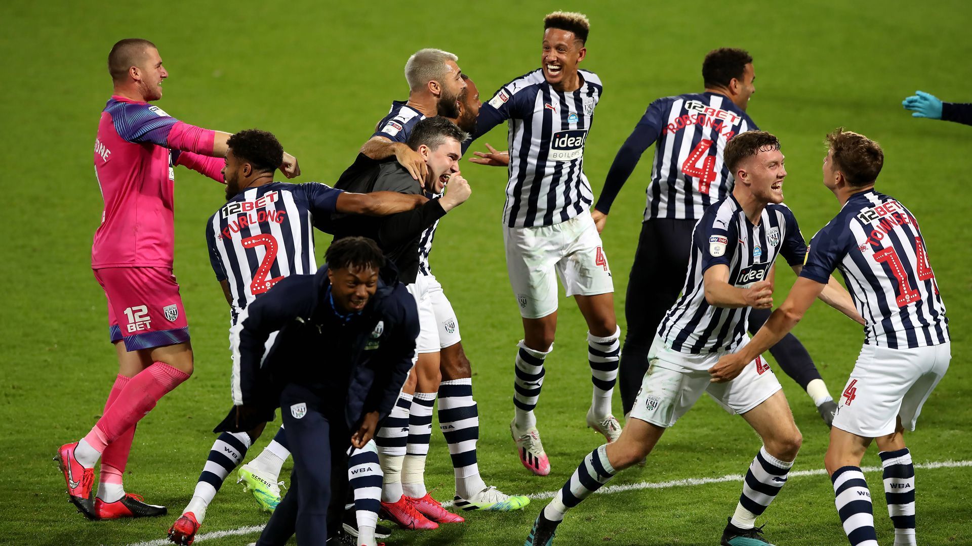 
                <strong>West Bromwich Albion (England)</strong><br>
                Nach zwei Jahren in der englischen Championship gelingt dem Team des früheren kroatischen Nationaltrainers Slaven Bilic die Rückkehr in die Premier League. Allerdings musste West Brom bis zum letzten Spieltag warten, ehe der Aufstieg perfekt war. Die letzten vier Saisonspiele konnte West Bromwich nicht gewinnen und nur die 1:2-Niederlage von Verfolger FC Brentford am 46. Spieltag macht den Aufstieg perfekt. Am Ende  setzte sich West Brom als Tabellenzweiter mit 83 Punkte gegen Brentford (81) durch.
              