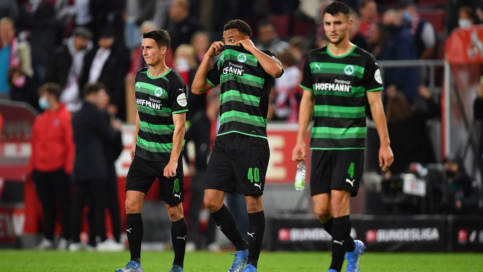 
                <strong>Nach sieben Spielen: Greuther Fürth immer noch ohne Sieg</strong><br>
                Noch weniger als beim amtierenden Zweitliga-Meister Bochum läuft bei Mitaufsteiger Fürth zusammen. Die "Kleeblätter" sind neben Bielefeld das einzige Team, das in der Saison 2021/22 noch ohne Bundesliga-Sieg dasteht. Und ausgerechnet gegen die ebenfalls noch sieglose Arminia holte Fürth auch den bisher einzigen Punkt. Wie schon in der Saison 2012/13, so könnte auch diesmal die Bundesliga für Fürth nach dem schwachen Start erneut ein Intermezzo für nur eine Spielzeit bleiben.
              