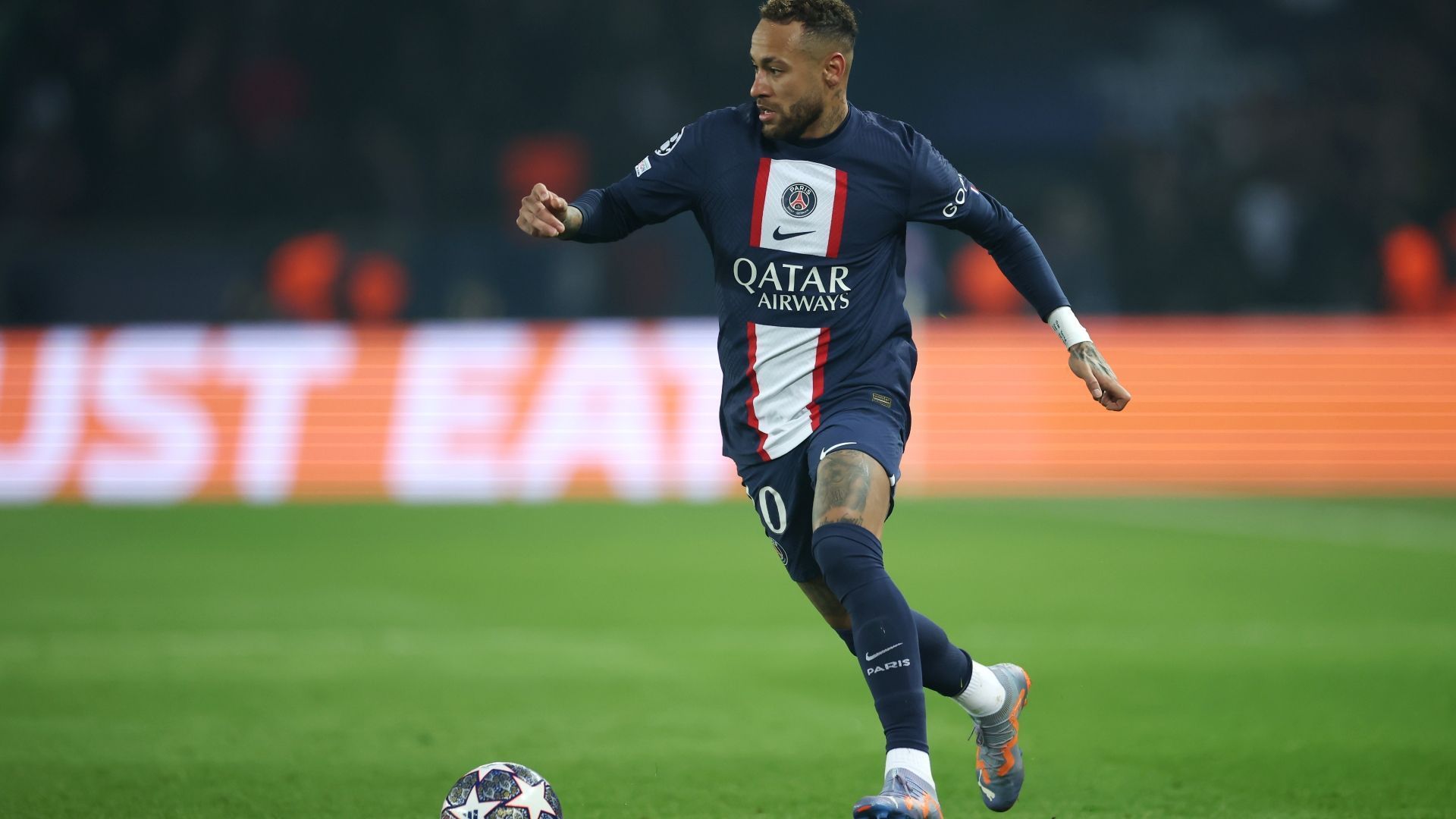 
                <strong>Platz 2: Neymar (Paris Saint-Germain)</strong><br>
                Jahresgehalt: 44,1 Millionen EuroVertrag bis: 2025
              