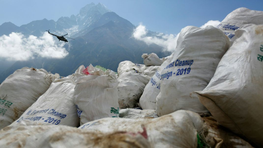 Die Umweltverschmutzung durch Abfälle und Fäkalien am Mount Everest wird zunehmend zum Problem.