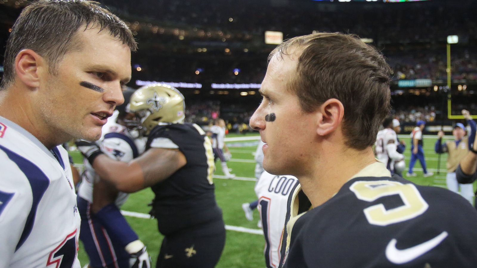 
                <strong>Was machen die alten Männer Brady, Brees und Rivers? </strong><br>
                42, 41 und 38: Trotz des fortgeschrittenen Alters hat es das Trio ohne Frage noch drauf. Fest steht: Brady und Rivers machen auch 2020 weiter. Die Frage bei beiden: Wo? Ein Wechsel ist bei Brady nicht ausgeschlossen, bei Rivers inzwischen sehr wahrscheinlich. Brees wiederum hat sich zu den New Orleans Saints bekannt. Falls er nicht doch seine Karriere beendet, denn das hat er nicht ausgeschlossen. Die Routiniers sorgen auf ihre alten Tage noch einmal für Spannung in der Offseason. Vor allem Bradys Zukunft hält die NFL in Atem. Angeblich wollen die Patriots 30 Millionen Dollar dafür zahlen, dass er bleibt. Im Gespräch sind die Titans, Chargers und Raiders.
              