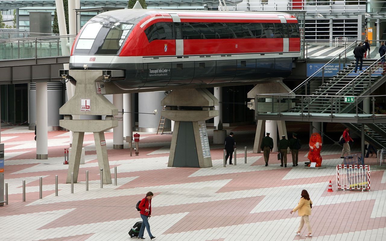 Der Transrapid war ein Meisterstück deutscher Ingenieure und Ingenieurinnen. Die Magnetschwebebahn erreichte auf der Teststrecke im Emsland eine Geschwindigkeit von 450 Kilometern pro Stunde. Der Bund stoppte 2011 aber nach vielen Jahren die Förderung. Der Transrapid fuhr nie regulär in Deutschland.