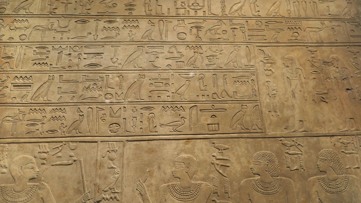 Hieroglyphen auf Stein gemeißelt im Museo Egizio Egyptian Museum 441479974