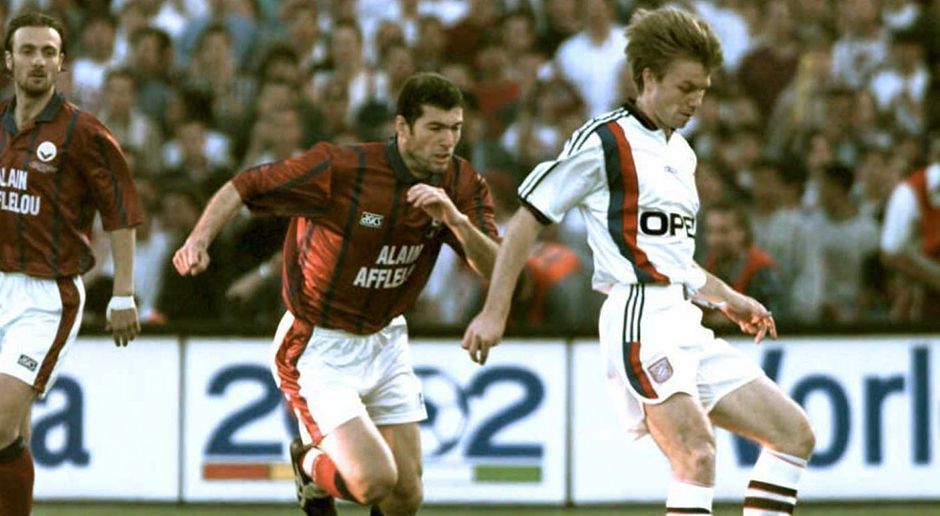 
                <strong>Girondins Bordeaux vs. FC Bayern München 1:3</strong><br>
                Liebe Bayern, so kann es klappen. Im UEFA-Cup-Finale 1995/1996 setzt sich der FC Bayern München gegen Bordeaux und seinen Mittelfeld-Star Zidane durch. Nach einem 2:0 im Hinspiel - bei dem Zizou gesperrt fehlt - sichert sich der deutsche Rekordmeister durch Treffer von Mehmet Scholl, Emil Kostadinow und Jürgen Klinsmann die begehrte Trophäe. Es ist Zidanes letzte Spiel im Bordeaux-Dress.
              