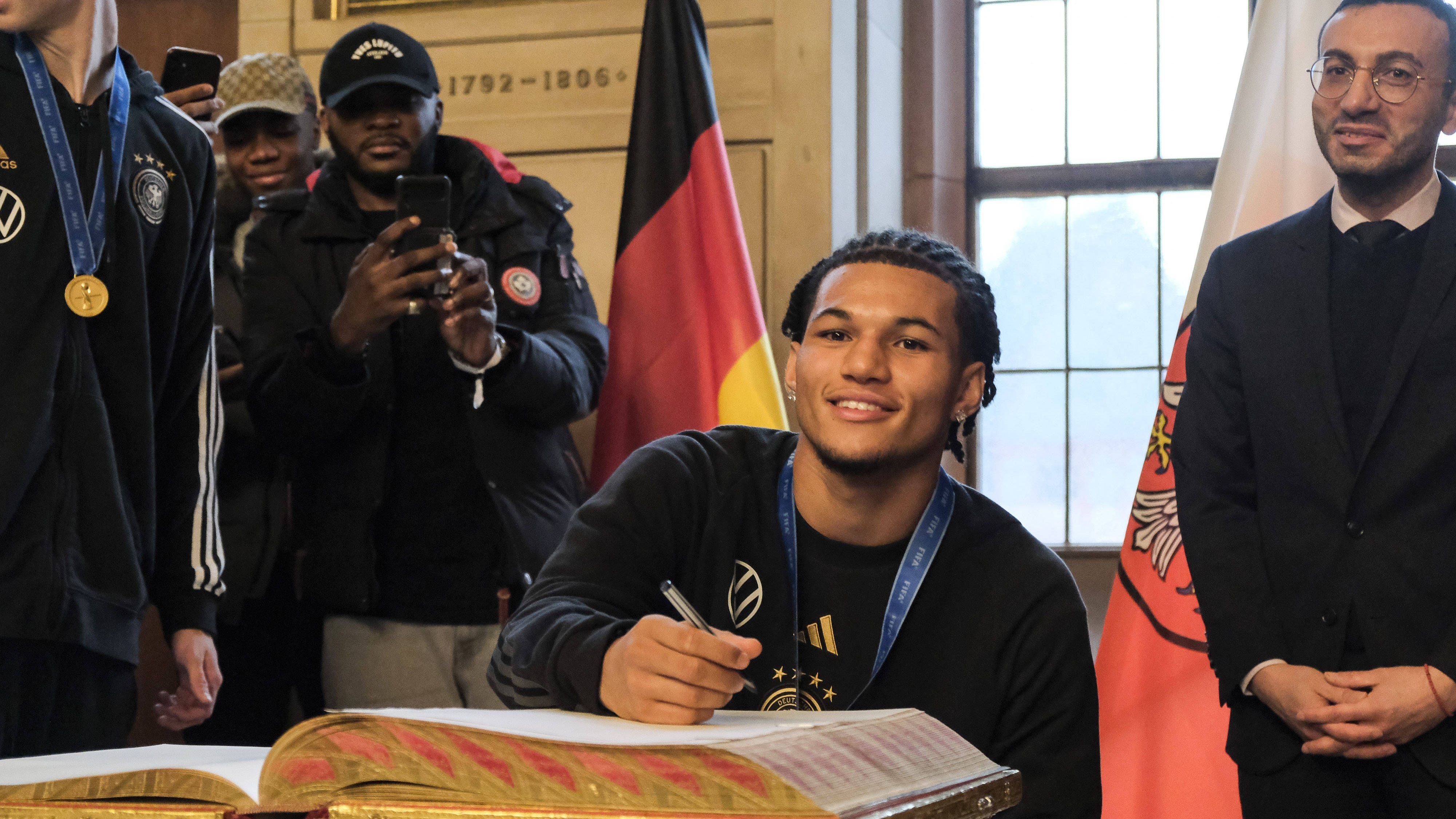 <strong>U17-Empfang am Frankfurter Römer<br></strong>Wie die deutsche A-Nationalmannschaft nach dem WM-Titel 2014, so gab es auch für die U17 einen offiziellem Empfang am Frankfurter Römer.&nbsp;