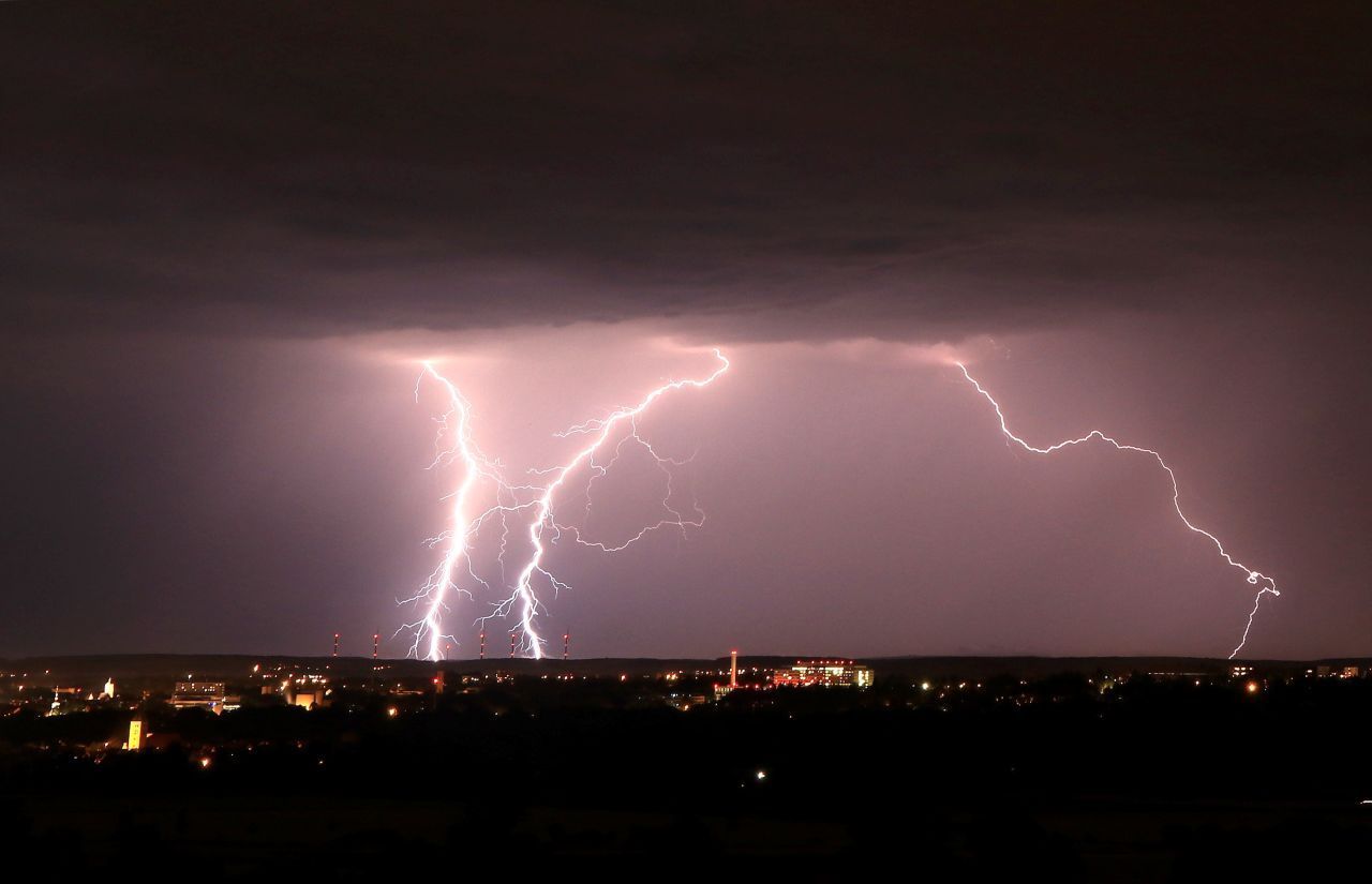 Unwetter In Deutschland: So Verhältst Du Dich Bei Blitz Und Donner ...