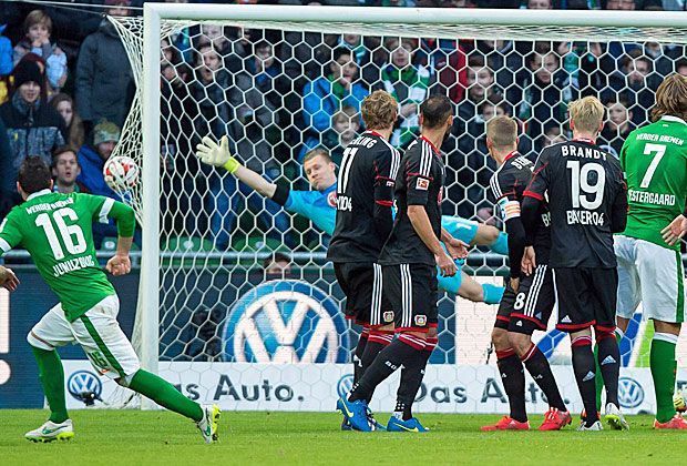 
                <strong>Junuzovic erklärt sein Freistoß-Geheimnis</strong><br>
                Für welche Variante sich Junuzovic entscheidet, hängt auch vom jeweiligen Schlussmann ab. "Einige Torhüter riskieren mehr, andere spekulieren nicht so viel. Ich muss mir also auch Gedanken machen, welche Art von Torwart zwischen den Stangen steht."
              