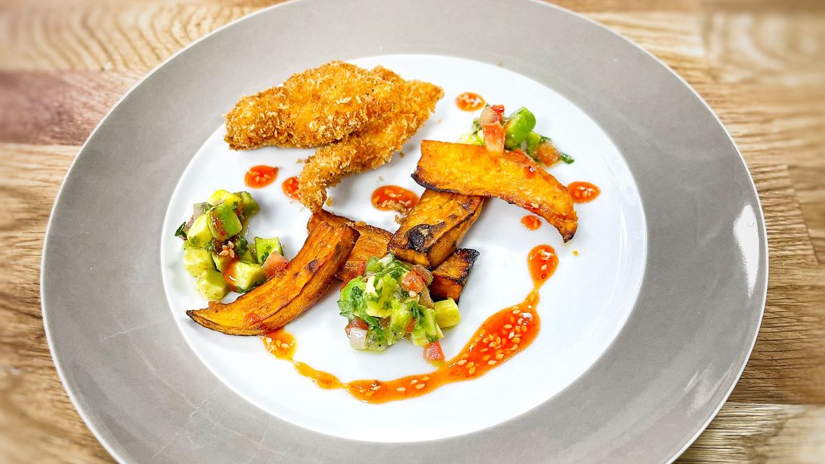 Chicken-Nuggets mit Avocado-Kiwi-Tomaten-Salat und Süßkartoffelspalten