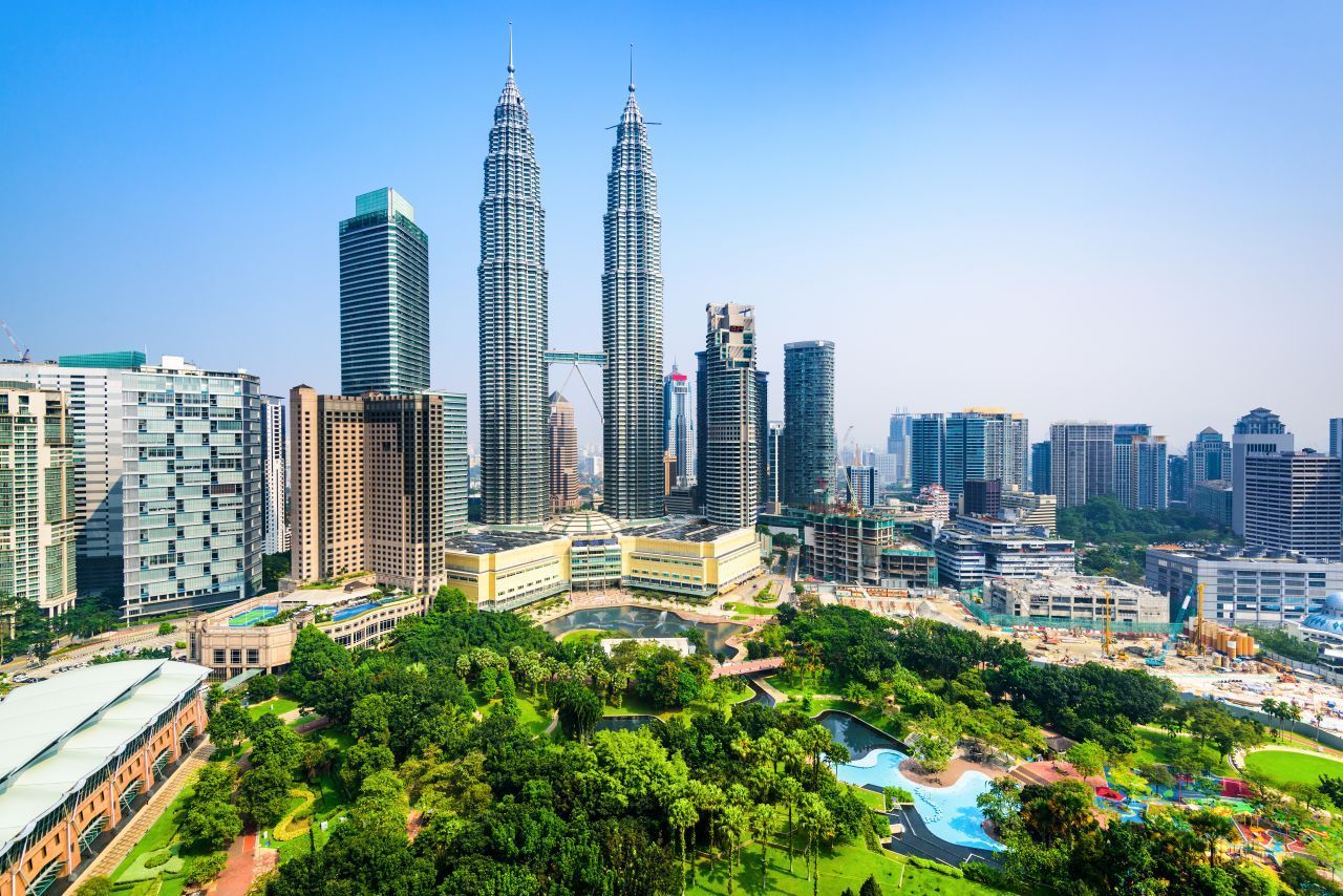 Kuala Lumpur: Die Hauptstadt Malaysias ist eine pulsierende Millionen-Metropole mit großer kultureller Vielfalt. Neben Wolkenkratzern prägen Moscheen, christliche Kirchen, chinesische Pagoden und indische Tempel das Stadtbild. Must-sees sind die Petronas Towers, der 1911 fertiggestellte viktorianische Bahnhof und die Lake Gardens mit ihrem berühmten Butterfly Park, in dem über 5.000 einheimische Schmetterlinge flattern. Schle