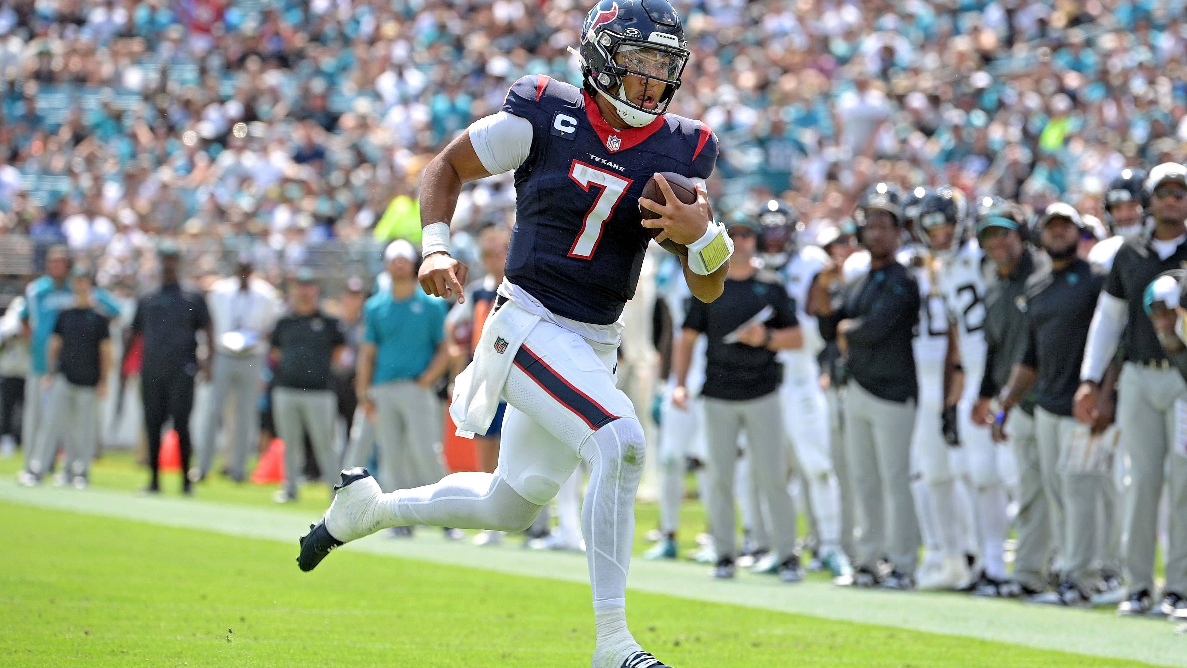 <strong>C.J. Stroud (Houston Texans)</strong><br>Was für eine Performance gegen die Tampa Bay Buccaneers! Mit 470 Yards und fünf Touchdowns lieferte Stroud die wohl beste Quarterback-Performance eines Rookies in der Geschichte der NFL ab. Klar ist er damit auch ein Kandidat für den Pro Bowl.