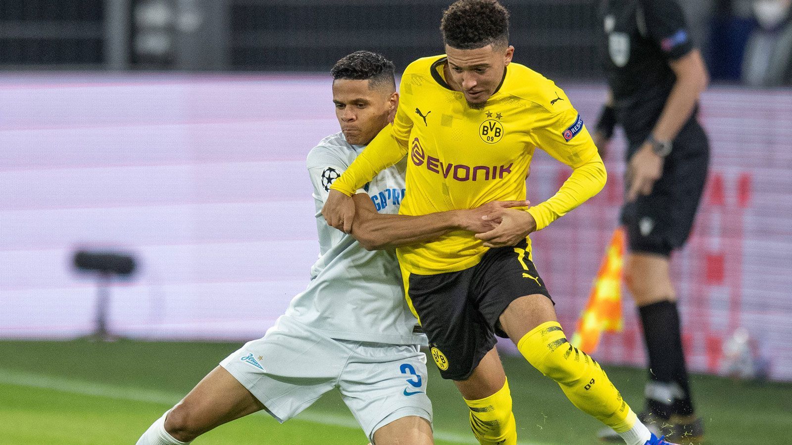 
                <strong>Jadon Sancho</strong><br>
                Licht, aber auch viel Schatten bei seinen Aktionen in der ersten Halbzeit. Er ist viel unterwegs, hat aber auch nur ganz wenige zündende Ideen, streut viele Fehlpässe ein. Zwei seiner Vorlagen führen allerdings auch zu zwei großen Möglichkeiten. Leider kann er nach dem Seitenwechsel nicht wirklich zulegen, zeigt dann aber Nervenstärke beim Foulelfmeter, bei dem er erfolgreich die Verantwortung übernimmt. ran.de-Note: 3
              
