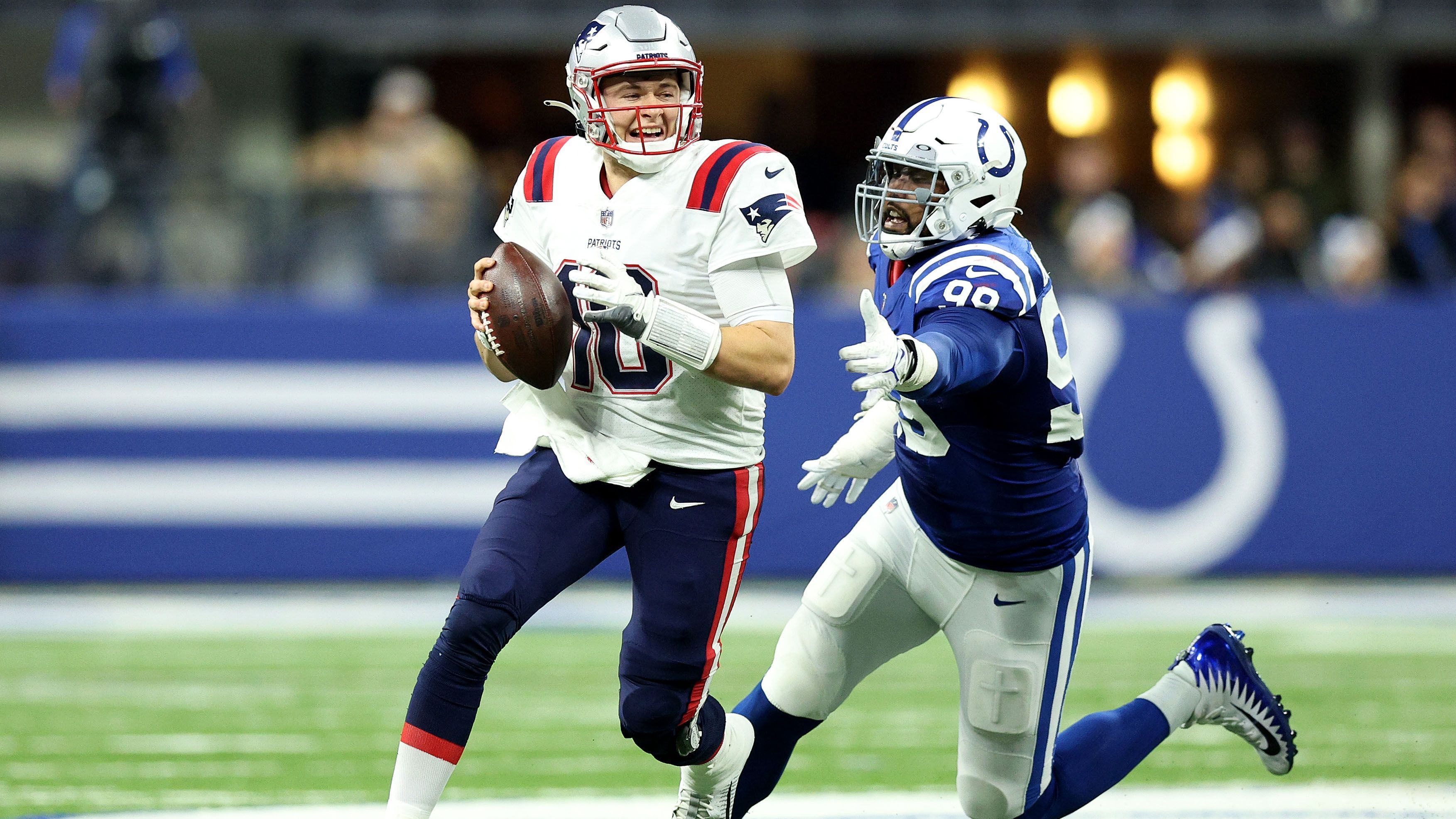 
                <strong>DeForest Buckner</strong><br>
                Der Defensive Tackle ist einer der Anführer der Colts-Defense und heimste mit sieben Sacks und 68 Tackles seine zweite Pro-Bowl-Teilnahme ein. Buckner ist einer der besten Spieler auf seiner Position, stand im Pass Rush allerdings oft ohne große Hilfe da. Mit Kwity Paye, den die Colts im vergangenen Jahr in der ersten Runde drafteten, und Neuzugang Ngakoue ist die gewünschte Verstärkung auf dem Papier endlich da. Können alle drei ihre Stärken ausspielen, sollte Indianapolis einen gigantischen Sprung nach vorne machen – 2021 erzielten die Colts gerade einmal 33 Sacks (Rang 25).
              