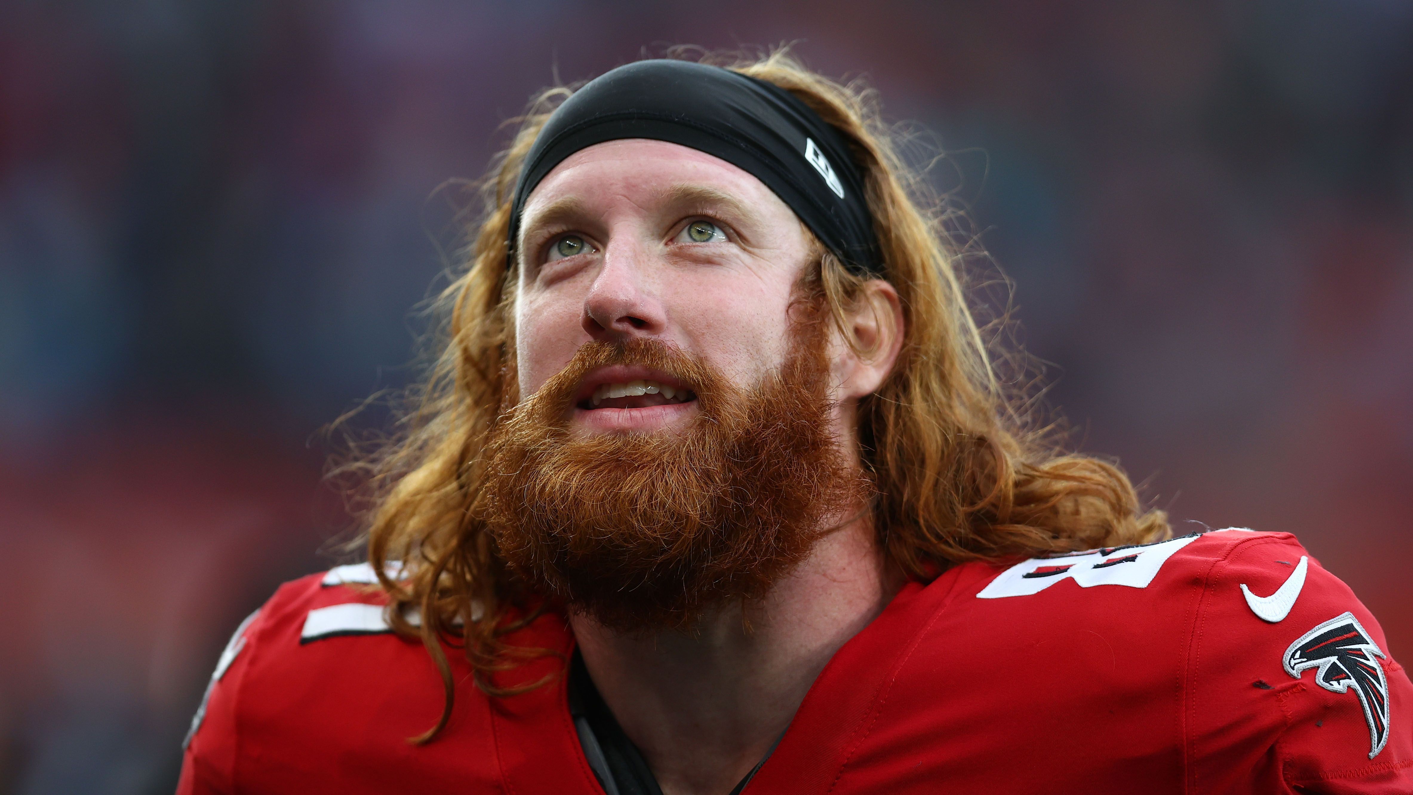 
                <strong>Hayden Hurst (Atlanta Falcons)</strong><br>
                Die Atlanta Falcons holten Hayden Hurst erst vor der vergangenen Saison für einen Zweitrunden-Pick, doch nachdem Atlanta sich im diesjährigen Draft für Kyle Pitts entschieden hat, ist Hurst bei den Falcons entbehrlich. Der Tight End hat nichtsdestotrotz noch seinen Wert, denn als klarer Starter war Hurst 2020 ein verlässlicher Ballempfänger, der darüberhinaus auch als Blocker gut aussah. Hurst wird 2022 Free Agent, ein möglicher Abnehmer kann sich für knapp eine Million Dollar Gehalt ein Bild verschaffen und vor der nächsten Saison entscheiden, ob er dem einstigen Erstrunden-Pick einen neuen Vertrag geben möchte.
              
